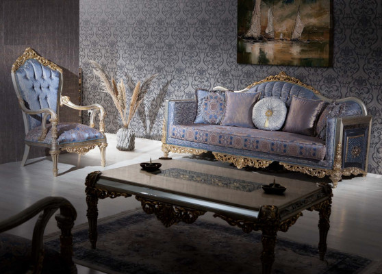 Luxuriöser Sessel im klassischen Stil für das Wohnzimmer mit goldenen dekorativen Mustern