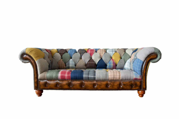 Chesterfield-Sofa aus Textil und Leder auf Beinen aus Naturholz