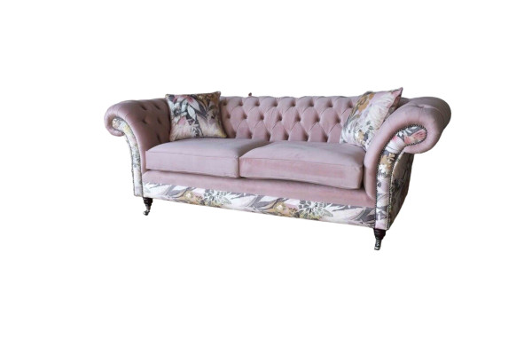 Ein lebhaftes Dreisitzer-Sofa aus Chesterfield mit zartem rosa Blumenmuster 