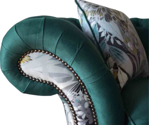 Ein lebhaftes Dreisitzer-Sofa aus Chesterfield in einer zarten Smaragdfarbe mit Blumenmuster