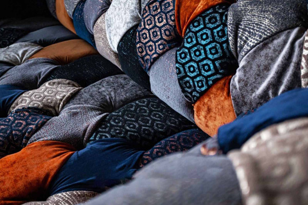 Designer-Dreisitzer-Sofa im Chesterfield-Stil mit luxuriösen Mustern