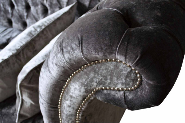 Ein luxuriöses, klassisches Sofa im Chesterfield-Stil in einem satten Silberton