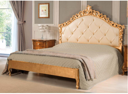 Neues luxuriöses Chesterfield-Doppelbett mit geschnitztem Kopfteil