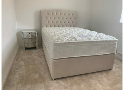 Großes beiges Chesterfield Doppelbett Luxus Moderne Betten