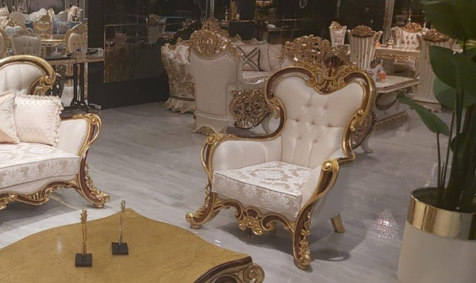 Luxuriöser klassischer Ohrensessel in weiß-goldenem Barockdesign 