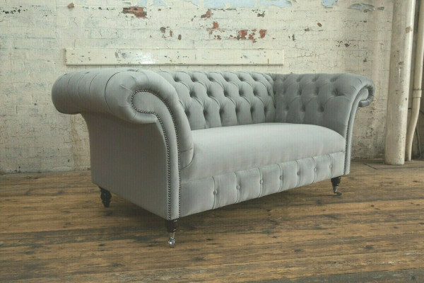 Chesterfield Luxus 2 Sitzer Couch Polster Sofa Textil Stoff Couchen Garnitur Neu